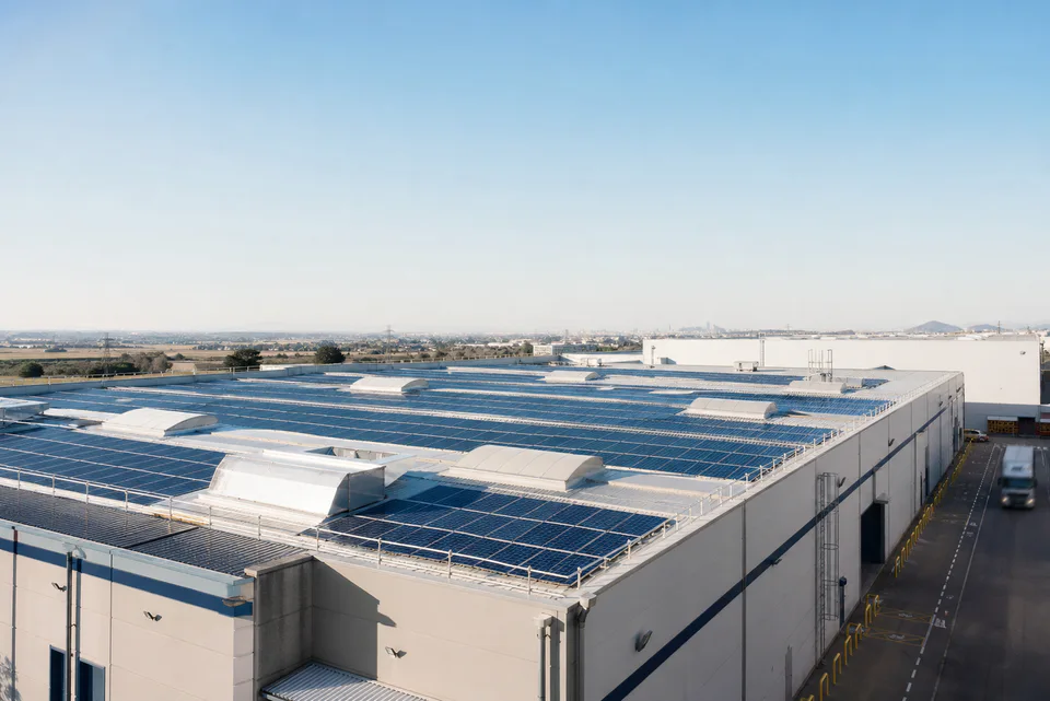 nave industrial, imagen editorial sobre soluciones energéticas