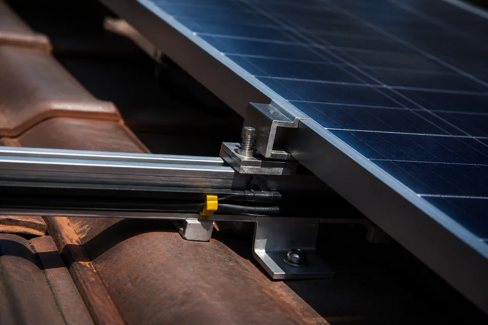 Detalle de estructura y panel fotovoltaico