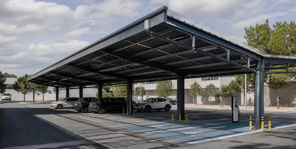 marquesina solar parking, imagen editorial sobre soluciones energéticas